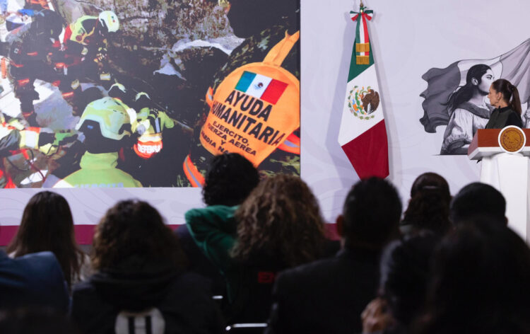 Fotografía cedida por la Presidencia de México de su mandataria Claudia Sheinbaum, hablando en una rueda de prensa este martes en el Palacio Nacional en Ciudad de México (México). EFE/ Presidencia de México /SOLO USO EDITORIAL NO VENTAS/SOLO DISPONIBLE RAPA ILUSTRAR LA NOTICIA QUE ACOMPAÑA (CRÉDITO OBLIGATORIO)