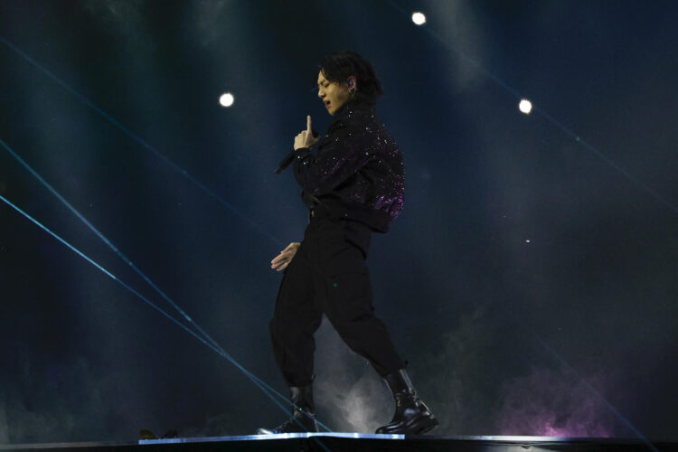 Imagen de archivo del artista surcoreano Jung Kook presentando la canción Dreamers en la inauguración del Mundial de Fútbol Qatar 2022, en el estadio Al Bait en Al Khor (Catar).
EFE/ Rodrigo Jiménez