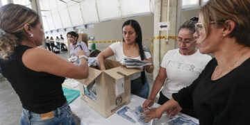 El escrutinio electoral en Colombia llega al 99,98 % y coincide con el conteo del domingo
