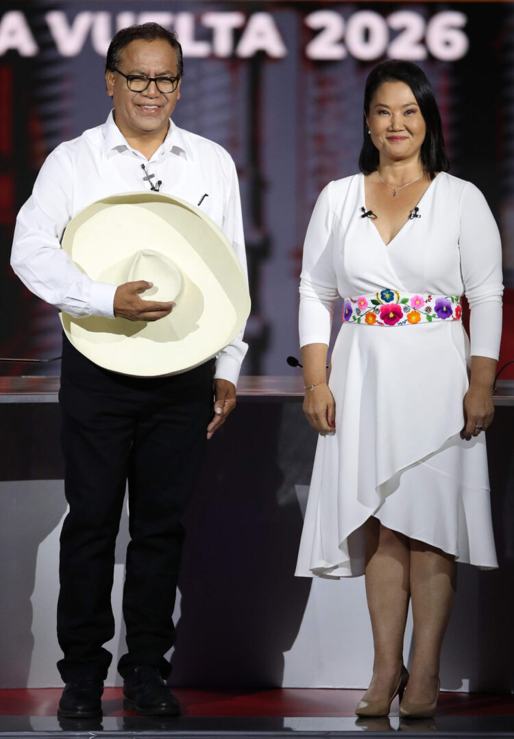 La candidata derechista Keiko Fujimori (d) y el candidato izquierdista Roberto Sánchez posan durante un debate presidencial este domingo, en Lima (Perú). EFE/ Paolo Aguilar