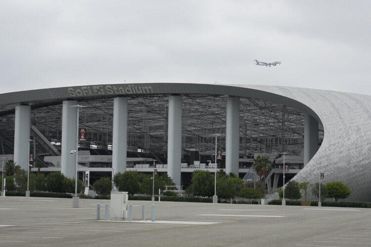 Fotografía que muestra un sector exterior del SoFi Stadium, en Inglewood (EE.UU.). El SoFi Stadium está listo para albergar los ocho partidos que recibirá del Mundial de la FIFA 2026 y los Juegos Olímpicos de 2028. EFE/ Omar Alonso