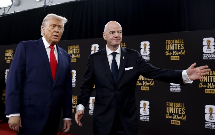El presidente de Estados Unidos, Donald Trump (I), junto al presidente de la FIFA, Gianni Infantino. EFE/EPA/WILL OLIVER