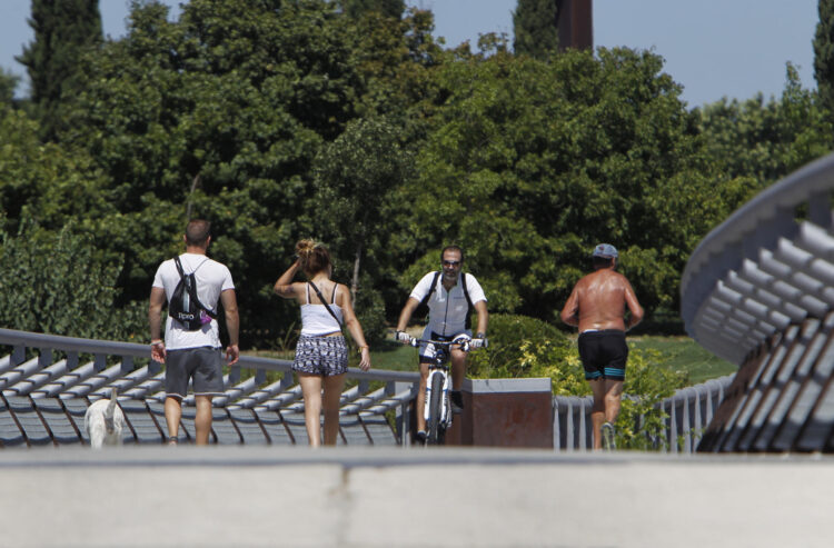 Imagen de archivo de personas haciendo ejercicio en el Parque Juan Carlos I de Madrid. EFE/Javier López