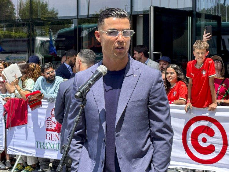 El delantero de la selección de Portugal Cristiano Ronaldo, realiza declaraciones en la despedida de la selección de fútbol de Portugal en su ciudad deportiva, desde donde marchan este viernes a Estados Unidos para disputar el Mundial, este viernes en la Cidade do Futebol (Oeiras).-EFE/ Blas Díaz