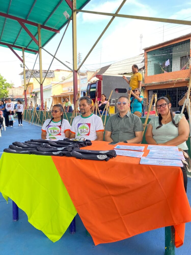 El presídium del acto encabezado por el alcalde Keiver Peña.