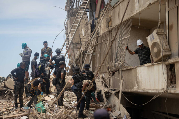 Un grupo de rescatistas fue captado este 28 de junio al realizar labores de búsqueda de personas desaparecidas en una zona afectada por los terremotos del pasado miércoles, en Catia La Mar (La Guaira, Venezuela). EFE/Ronald Peña