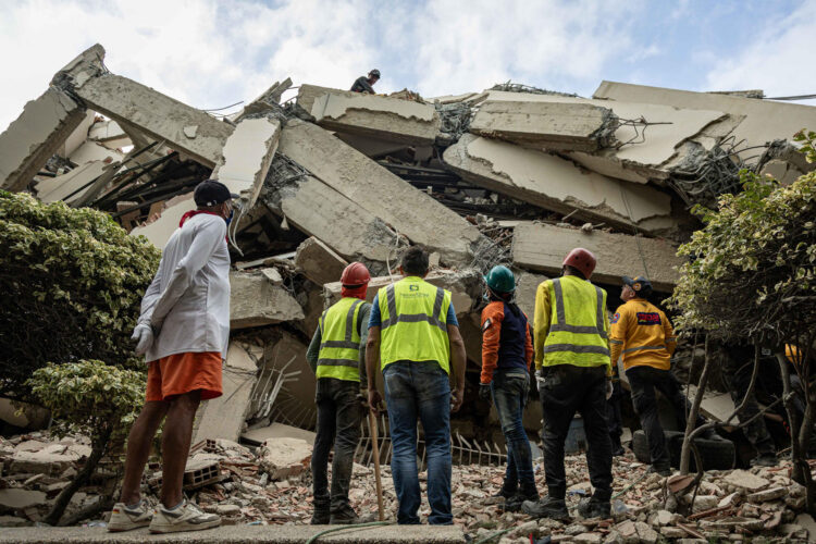 Rescatistas participando en labores de búsqueda en un edificio afectado por los terremotos, en una imagen del sábado en La Guaira (Venezuela). EFE/ Henry Chirinos