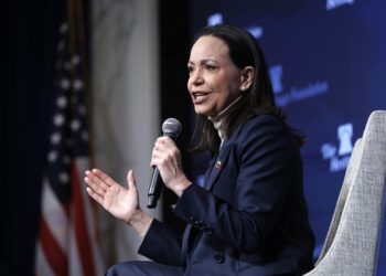 María Corina Machado asegura que el Gobierno cerró espacio aéreo de Venezuela para impedir su entrada
