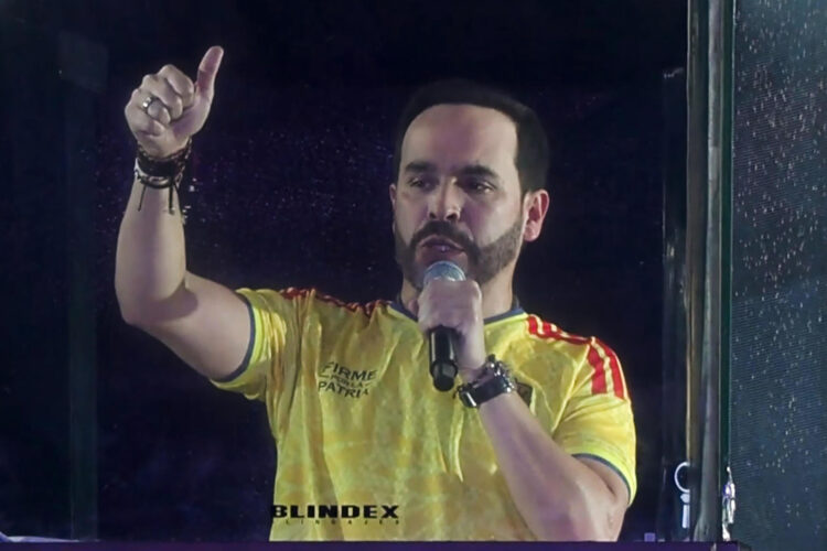 El ultraderechista Abelardo de la Espriella ganador de la segunda vuelta presidencial de Colombia pronuncia un discurso este domingo, luego de los resultados preliminares que le dan el triunfo por delante del izquierdista Iván Cepeda, en Barranquilla (Colombia). EFE/ Juan Diego López