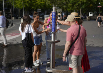 Francia sufre lo peor de una ola de calor que satura Europa