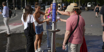 Francia sufre lo peor de una ola de calor que satura Europa