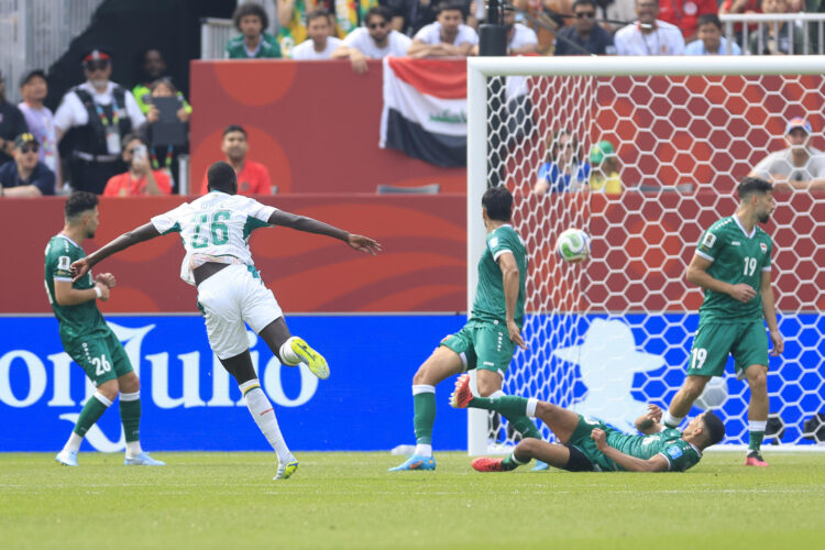 Pape Gueye (2-i) de Senegal anota un gol en un partido del grupo I del Mundial de la FIFA 2026. EFE/ Bienvenido Velasco