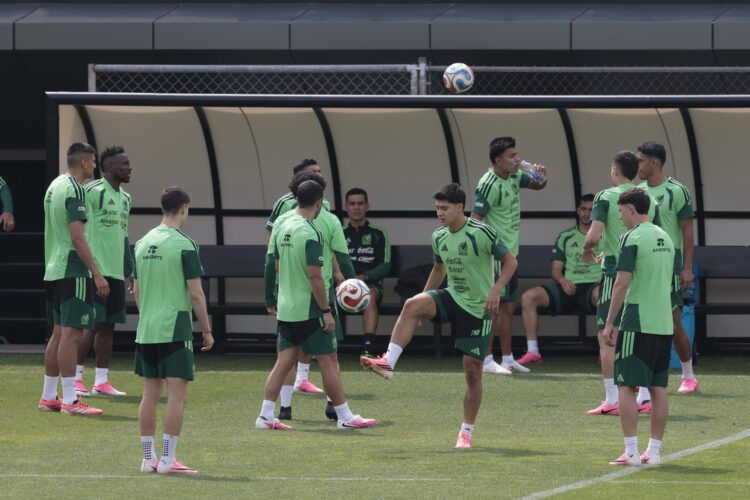 Jugadores de la selección mexicana de fútbol entrenan en el Centro de Alto Rendimiento de la Federación Mexicana de Fútbol en Ciudad de México (México). EFE/José Méndez