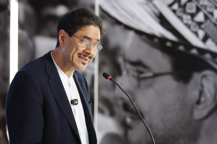 El candidato de izquierda Iván Cepeda, habla durante una rueda de prensa este 24 de junio de 2026, en Bogotá (Colombia). EFE/ Mauricio Dueñas Castañeda 
c