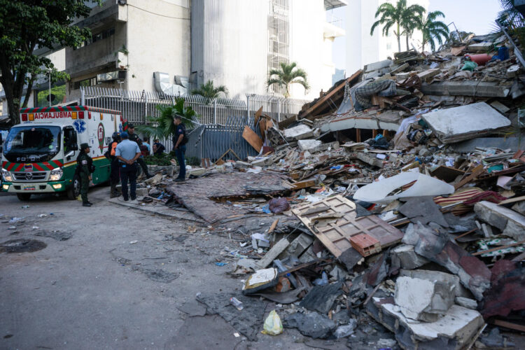 Integrantes de la Protección Civil de Venezuela participan este jueves, en las labores de remoción de escombros y búsqueda de sobrevivientes entre edificios colapsados por los terremotos, durante un operativo de rescate en el municipio de Chacao, en el este de Caracas (Venezuela). EFE/ Boris Vergara