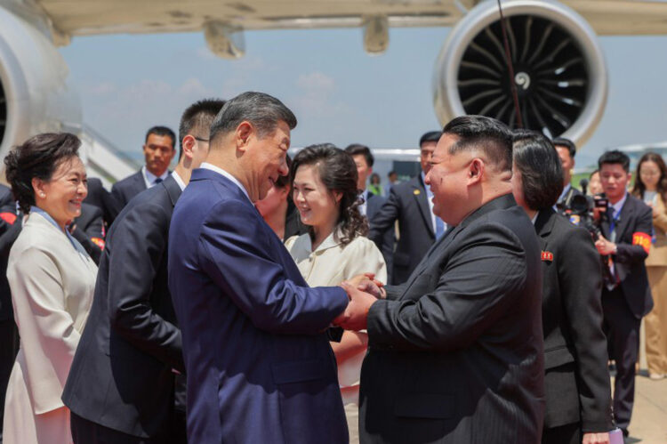 El líder norcoreano, Kim Jong-un (d), saluda al presidente chino, Xi Jinping. Durante la reunión mantenida el lunes, que formó parte de la primera visita de Xi a Corea del Norte en siete años, los líderes acordaron abrir "un nuevo capítulo" en el desarrollo de las relaciones bilaterales mediante la ampliación de los intercambios y la cooperación en ámbitos como política, economía y cultura, dijo la KCNA. 
EFE/ Agencia Estatal Kcna /SOLO USO EDITORIAL/ NO VENTAS/ SOLO DISPONIBLE PARA ILUSTRAR LA NOTICIA QUE ACOMPAÑA (CRÉDITO OBLIGATORIO)