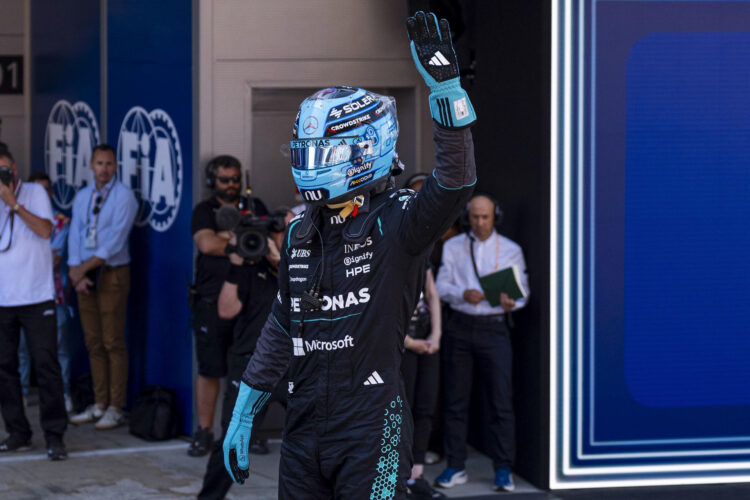 El piloto británico del equipo Mercedes George Russell consigue la pole position después de la clasificación previo al Gran Premio de Fórmula 1 de Barcelona-Cataluña. EFE/Siu Wu