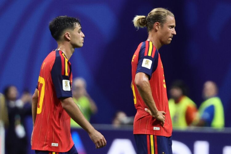 Los internacionales españoles Marcos Llorente (d) y Pedri, durante el partido de este lunes frente a Cabo Verde en el inicio de la Roja en el Mundial 2026. EFE/ RONALD WITTEK