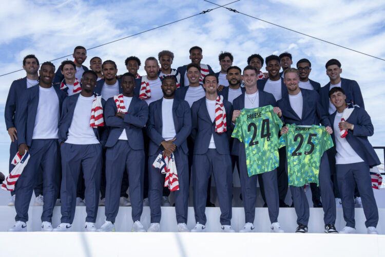 Los jugadores de la selección masculina de fútbol de Estados Unidos posan durante el anuncio de la lista oficial de jugadores convocados para el Mundial 2026 el pasado 26 de mayo, en Nueva York (Estados Unidos). Christian Pulisic, atacante del AC Milan, y Weston McKennie, centrocampista de la Juventus de Turín, encabezan la lista de una Estados Unidos dirigida por Mauricio Pochettino que disputará el Mundial 2026 como coanfitriona junto con México y Canadá entre el 11 de junio y el 19 de julio. EFE/ Ángel Colmenares
