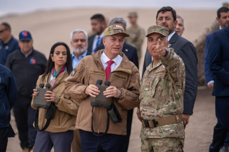 Fotografía tomada el pasado 7 de junio y cedida por la Presidencia de Chile en la que se captó al mandatario José Antonio Kast (c), durante una visita al paso fronterizo Chacalluta, en Arica (Chile). EFE/Presidencia de Chile