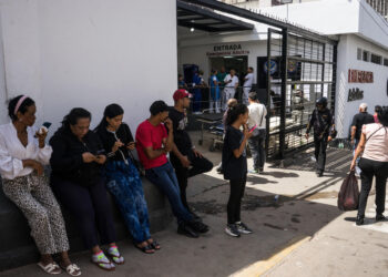 La desesperada búsqueda de desaparecidos en la zona cero del doble terremoto en Venezuela
