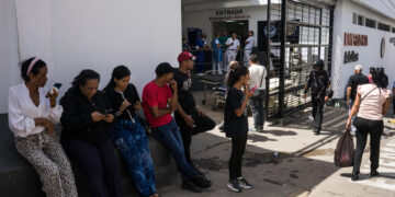 La desesperada búsqueda de desaparecidos en la zona cero del doble terremoto en Venezuela