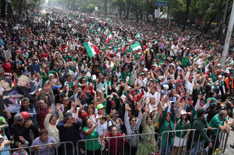 Miles de personas realizaron una ola humana (movimiento masivo de aficionados), este sábado en una de las principales avenidas de la Ciudad de México (México). EFE/Madla Hartz
