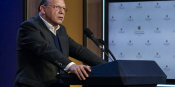Gobierno electo activa transición en Colombia entre críticas de Petro y desafío de Cepeda