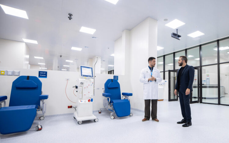 Fotografía cedida por el Gobierno de El Salvador que muestra al presidente Nayib Bukele (d), en un recorrido por las nuevas instalaciones del Hospital Rosales, el principal centro médico del país en San Salvador (El Salvador). EFE/ Gobierno de El Salvador