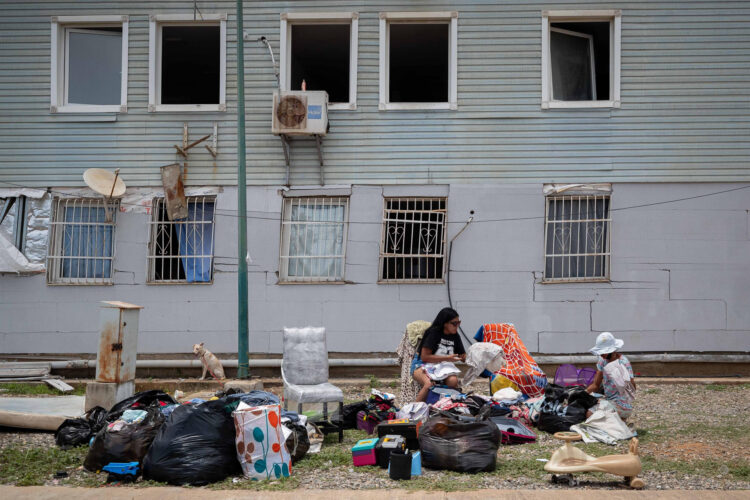 Personas fueron captadas este 28 de junio al esperar frente a un edificio afectado por los terremoto del pasado miércoles, en Catia La Mar (La Guaira, Venezuela). EFE/Ronald Peña