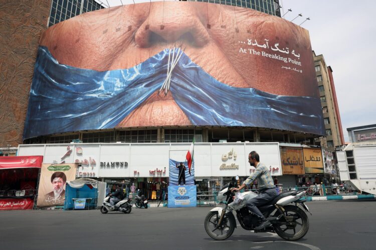 Los iraníes conducen frente a una gran valla publicitaria antiestadounidense con el presidente de Estados Unidos, Donald Trump, y el Estrecho de Ormuz en la Plaza Valiasr de Teherán, Irán, (Teherán) EFE/EPA/ABEDIN TAHERKENAREH RESTRICCIONES: NO Acceso Medios Israel/Estaciones de Televisión en Persa Fuera de Irán/Estrictamente NO Acceso BBC Persa/VOA Persa/Manoto TV/Iran International TV. (Según lo ordenado por la Dirección General de Medios Extranjeros de Irán) --