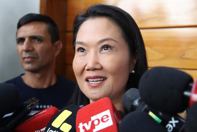 La candidata derechista a la Presidencia de Perú, Keiko Fujimori, fue captada este 11 de junio, al atender a la prensa, en Lima (Perú). EFE/Paolo Aguilar