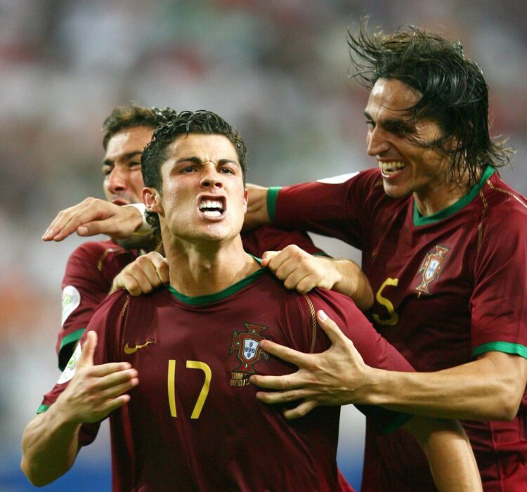 Fotografía del 1 de julio de 2006 en la que se observa a Cristiano Ronaldo (c) al celebrar el pase de Portugal a las semifinales del Mundial Alemania 2006. EFE/Achim Scheidemann