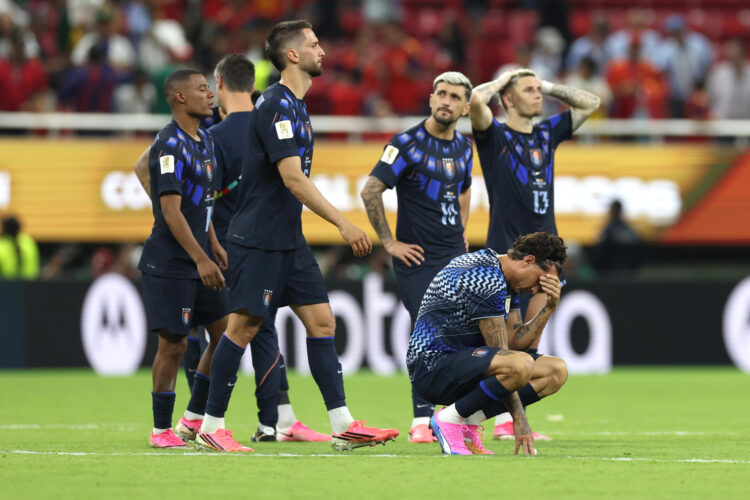 Jugadores de Uruguay se lamentan al final de un partido del grupo H del Mundial de la FIFA 2026 entre Uruguay y España en el estadio Akron en Guadalajara (México). EFE/ Alex Cruz