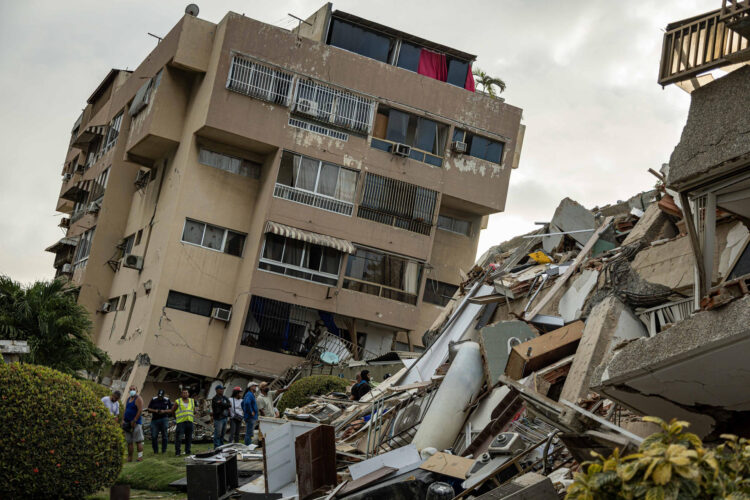 Rescatistas participan en labores de búsqueda en un edificio afectado por un terremoto, el sábado en La Guaira (Venezuela). EFE/ Henry Chirinos