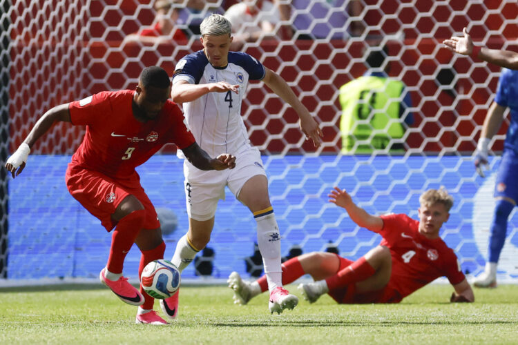 Cyle Larin (i), autor del gol del empate de Canadá ante Bosnia y Herzegovina, en un partido del grupo B del Mundial 2026 en Toronto. EFE/Bienvenido Velasco