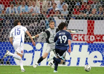 Veinte años después de su primer gol en un Mundial, Messi vuelve a ilusionar a Argentina