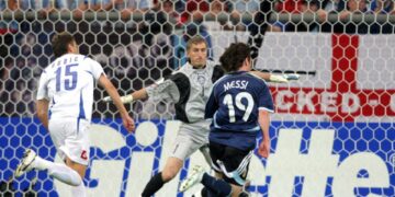 Veinte años después de su primer gol en un Mundial, Messi vuelve a ilusionar a Argentina