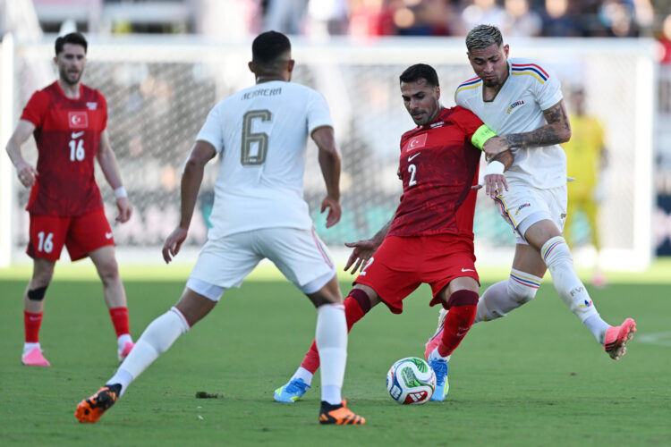 Gleiker Mendoza (d), de Venezuela, disputa el balón con Zeki Celik (c), de Turquía, este sábado en un partido amistoso previo al Mundial de la FIFA 2026. (EE.UU.) EFE/ Giorgio Viera