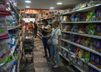 Caraqueños se abastecen de insumos básicos en mercados y de gasolina tras terremotos