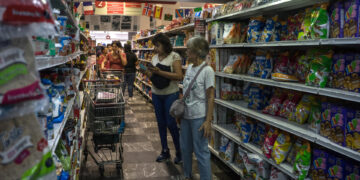 Caraqueños se abastecen de insumos básicos en mercados y de gasolina tras terremotos