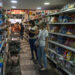 Caraqueños se abastecen de insumos básicos en mercados y de gasolina tras terremotos