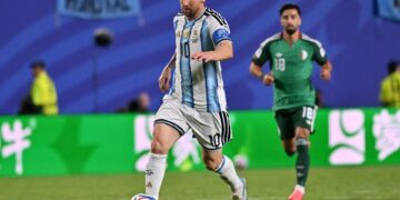Argentina juega por la clasificación, Messi por la historia