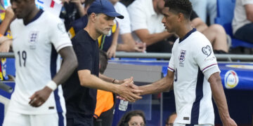Roban las botas y los balones de la selección inglesa antes de su llegada a Kansas City