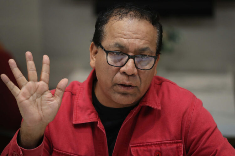 El candidato izquierdista Roberto Sánchez habla en una rueda de prensa este sábado, en Lima (Perú). EFE/ Paolo Aguilar