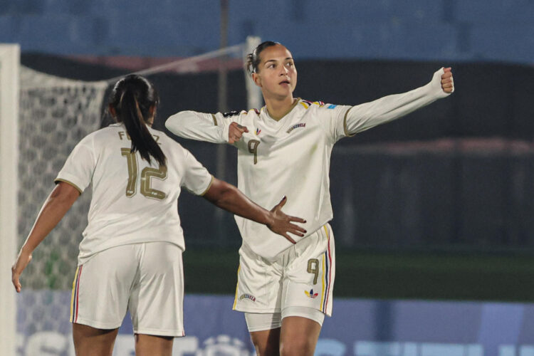 Deyna Castellanos anotó el gol que le permite a la selección tener la oportunidad del repechaje mundial | Foto: EFE/ Gastón Britos