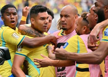 2-1. Casemiro y Martinelli dan la vida a Brasil