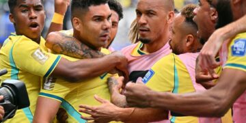 2-1. Casemiro y Martinelli dan la vida a Brasil