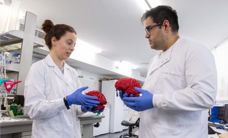 Natalia Varela Andrés, coautora principal del estudio, y Rubén Deogracias, director de la investigación de la USAL recién publicada en Molecular Psychiatry. Crédito: Raquel J. Santos (Comunicación USAL).