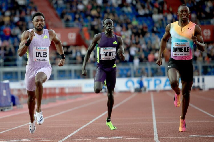 El estadounidense Noah Lyles, el australiano Gout Gout y el sudafricano Sinesipho Dambile oen la prube a de los 150 metros del meeting de Ostrava en la República Checa. EFE/EPA/MARTIN DIVISEK